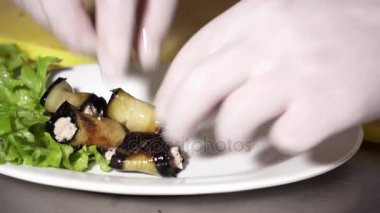Lezzetli küçük patlıcan yapma ile peynir rulo
