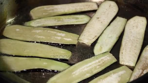 Many sliced eggplant frying in the light oil — Stock Video