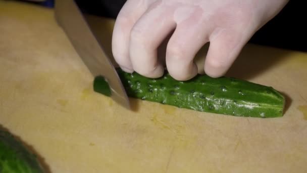 Koken snijden verse komkommer op het bord — Stockvideo