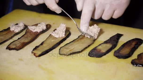 Kochen leckere kleine Auberginenröllchen mit Käse — Stockvideo