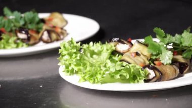 Tabak lezzetli küçük patlıcan ile masada Peynirli ekmek