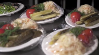 Sulu baharatlı domates, salatalık ve lahana beyaz bir plaka üzerinde Marine