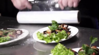 Streç film ile patlıcan rols plakaların kaplama işlemi