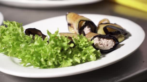 Petits pains d'aubergines savoureux avec du fromage dans l'assiette — Video