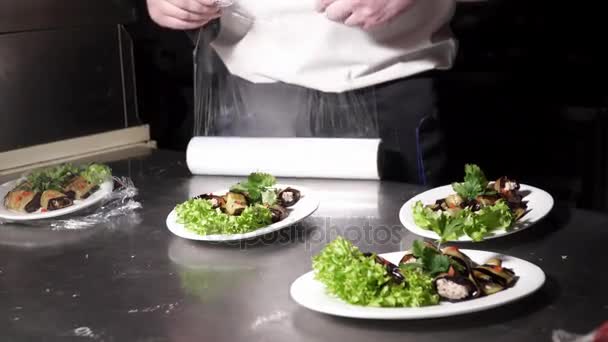 Die betrekking hebben op platen met aubergine rols met de clingfilm — Stockvideo