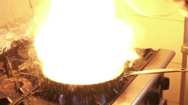 Kızartma tavası, Şef yapım ateşe closeup yavaş hareket