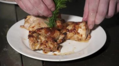 Şef kızarmış tavuk taze dereotu ekleme