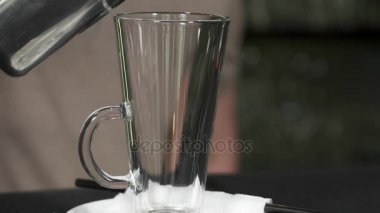 Cam, ağır çekim için süt dökme Barista