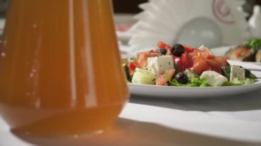 Beyaz tabakta servis salata closeup