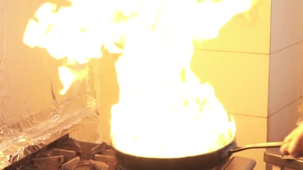 Chef faisant le feu sur la poêle, au ralenti — Video