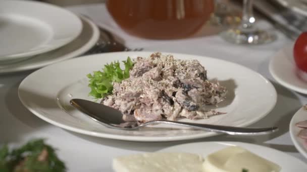 Saboroso encontrar salada no prato branco servido na mesa — Vídeo de Stock