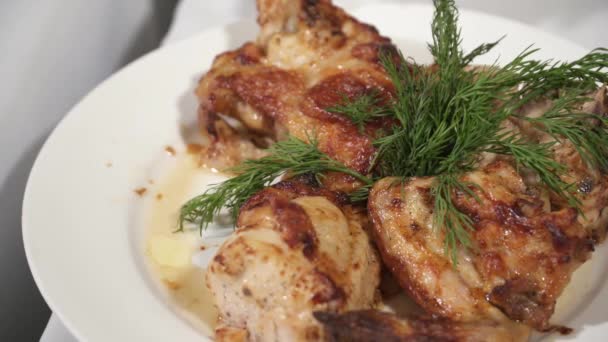 Вкусное куриное мясо подается в белой тарелке — стоковое видео