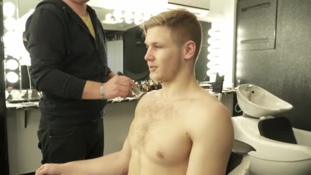 Make-up meester maken van kunst make-up voor een man — Stockvideo