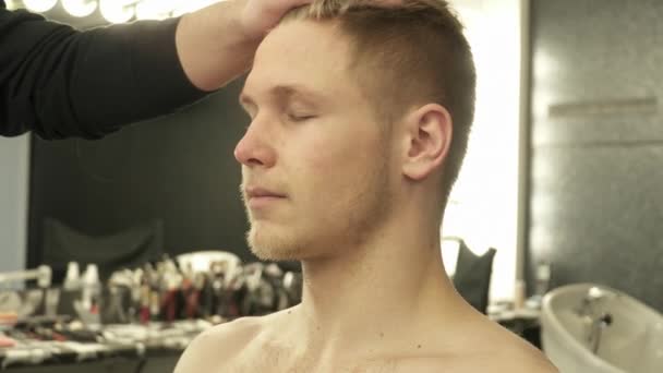 Make-up-Meister bedeckt Gesicht und Körper vor Kunst-Make-up — Stockvideo