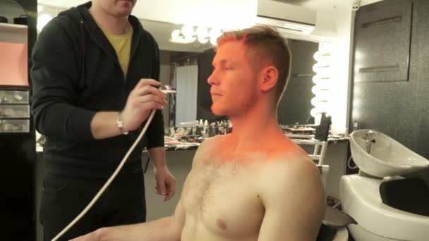 Trucco master spruzza colore arancione per i modelli viso e spalle — Video Stock