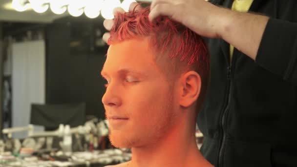 Zbliżenie mistrz makijażu, sprawiając, że włosy modele pomarańczowy — Wideo stockowe