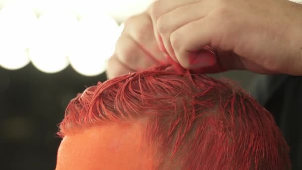 Primer plano del cabello de los hombres cubierto de color naranja brillante — Vídeos de Stock