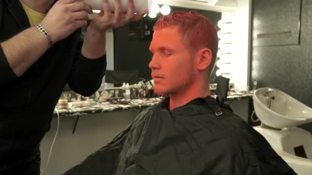 Αργή κίνηση των επανδρώνει μαλλιά που καλύπτει με φωτεινό πορτοκαλί χρώμα — Αρχείο Βίντεο