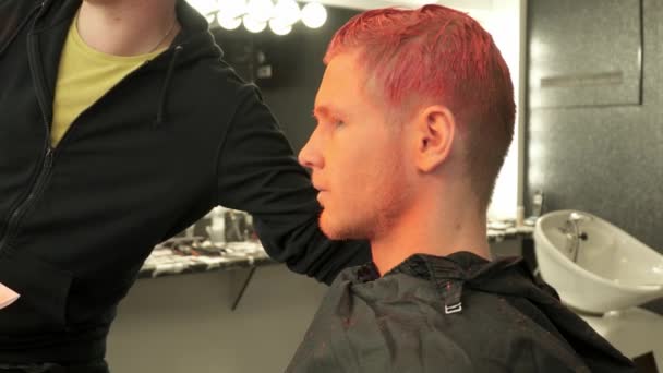 Man onder in oranje kleur in de make-up studio — Stockvideo