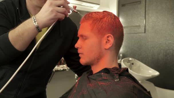 Макияж художник делает художественный макияж для человека — стоковое видео