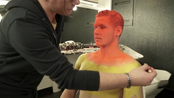 Make-up-Artist macht kreatives Make-up für einen Mann — Stockvideo