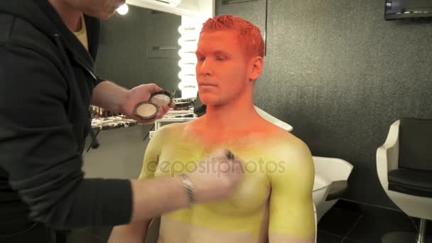 Τέχνη καλλιτέχνης μακιγιάζ που καλύπτει χρωματιστό επανδρώνει το σώμα με σκόνη — Αρχείο Βίντεο