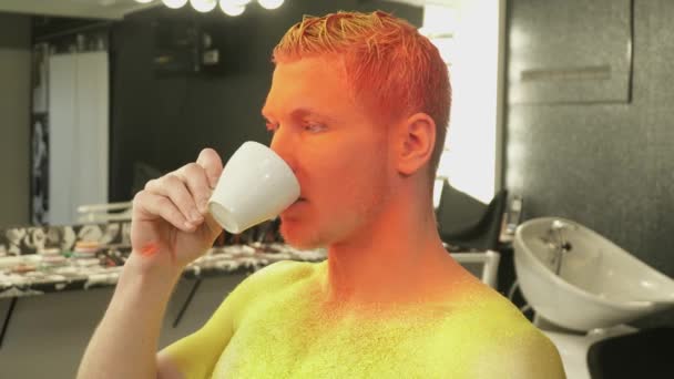 Nahaufnahme des Mannes ist Kunst Make-up trinkt Kaffee aus einer Tasse — Stockvideo