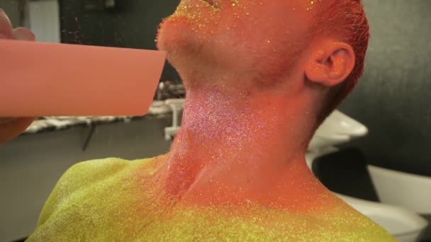 Maquillaje artista que cubre maná de color cuello con los destellos, cámara lenta — Vídeo de stock