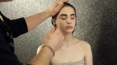 Vücut ile alt kapak kapsayan kız cesedi sanata hazırlanması makyaj sanatçısı