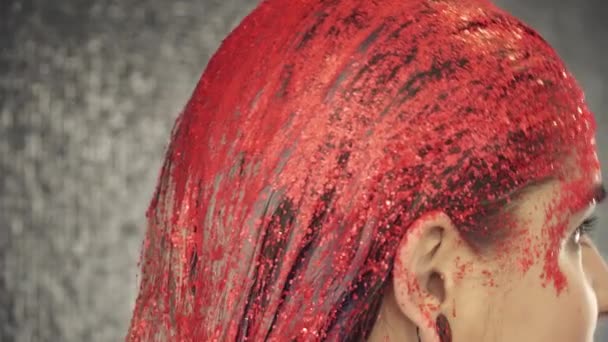 Truccatore che copre i capelli delle ragazze con brillanti scintille rosse, primo piano — Video Stock