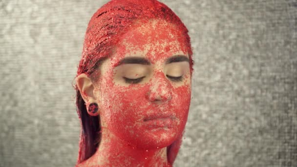 Maquillaje artista que cubre la cara de las niñas con pintura roja brillante — Vídeos de Stock