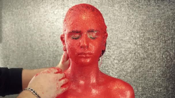 Макияж художник покрывает шею девушки ярко-красной краской — стоковое видео
