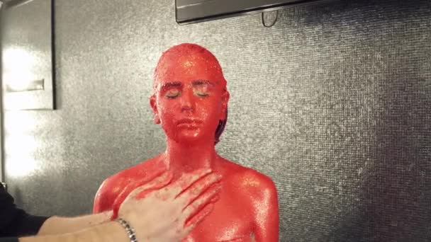 Maquillaje artista mostrando las manos cubiertas con pintura roja a la cámara — Vídeos de Stock