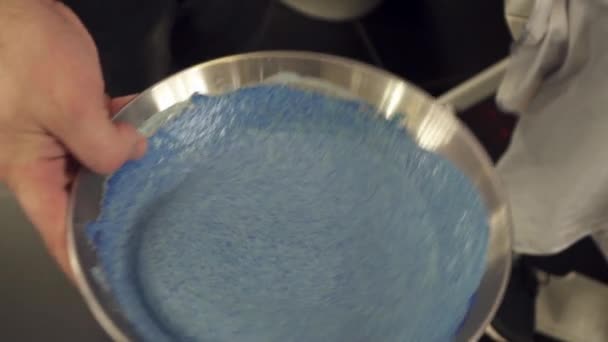 Schöne blaue Farbe im Teller gemischt, Zeitlupe — Stockvideo