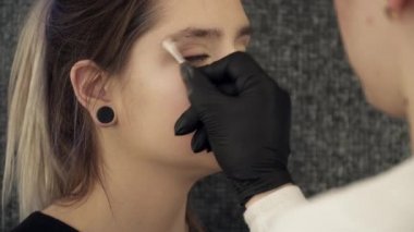 Kadının yüzü daha önce yordamı Temizleme makyaj sanatçısı