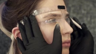 Closeup kaşları şekil düzeltme makyaj sanatçısı
