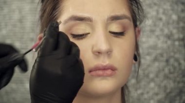 Şevval Özçelik Güzellik sanatçı doğru kaş şekli sabitleme closeup