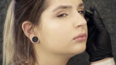 Şevval Özçelik Güzellik sanatçı sol kaş şekli salonda sabitleme