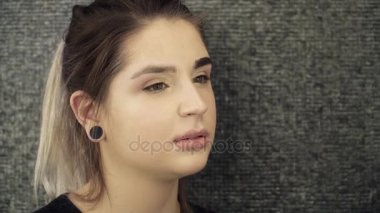 Genç bir kadın için sol kaş boyama güzellik uzmanı