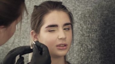 Şevval Özçelik Güzellik kına renkli doğru kaş üzerinden temizlemek