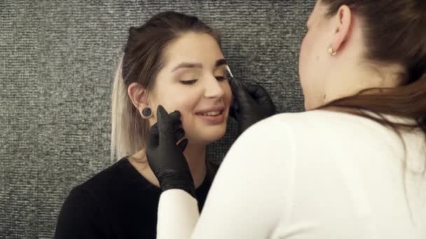 为一个女人画的左的眼眉美容师 — 图库视频影像
