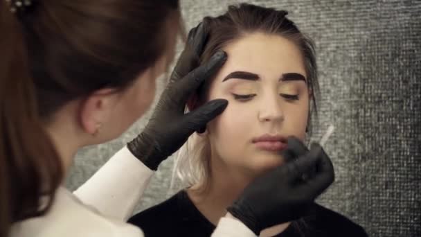 Maquillaje artista fijación de la forma de las cejas pintadas — Vídeos de Stock