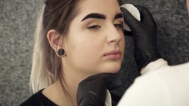 Esthéticienne débarrassant le henné des sourcils colorés gros plan — Video