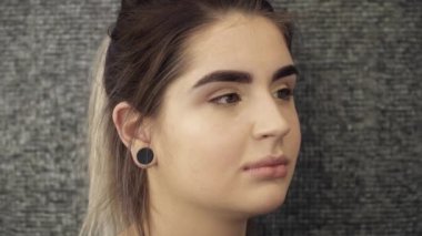 Kadının yüzü closeup kaş düzeltme prosedürü sonra