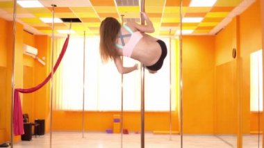 Genç güzel atletik kadın katlanmış kutubun yapma