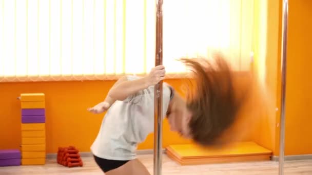 Bela dançarina profissional realizando pole dance — Vídeo de Stock