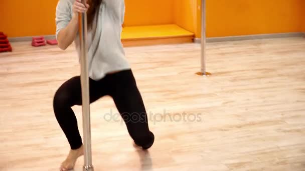 Mujer joven bailando alrededor del poste — Vídeos de Stock