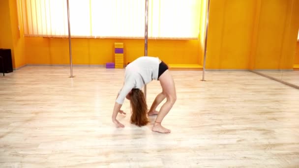 Genç kadın bir yengeç duruş yapma — Stok video