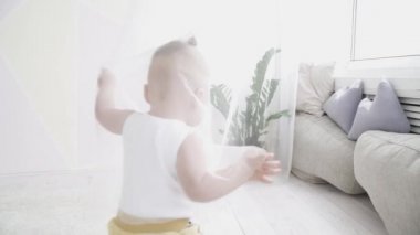 Oynarken küçük bebek çocuk annesiyle saklambaç