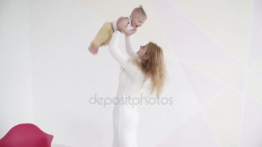 Genç anne onu atarak bebeği ile oynamak